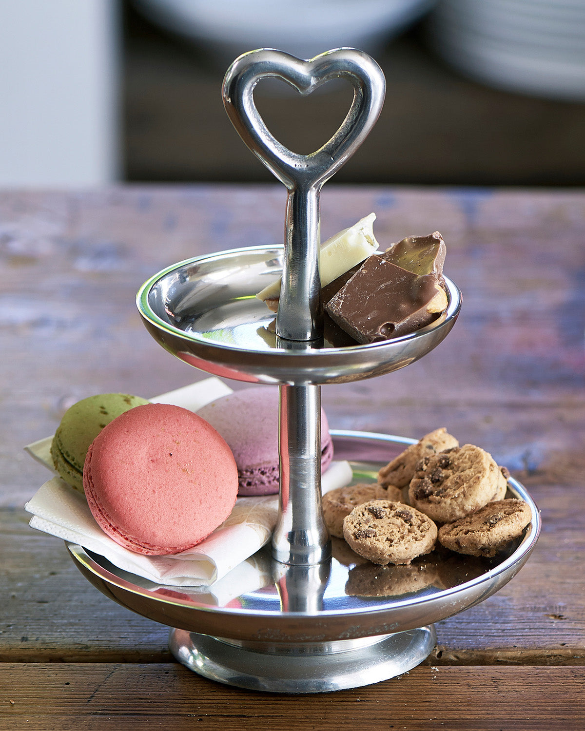 ETAGÈRE glossy aluminum heart-shaped carrier ring by Riviera Maison, decorated with sweets