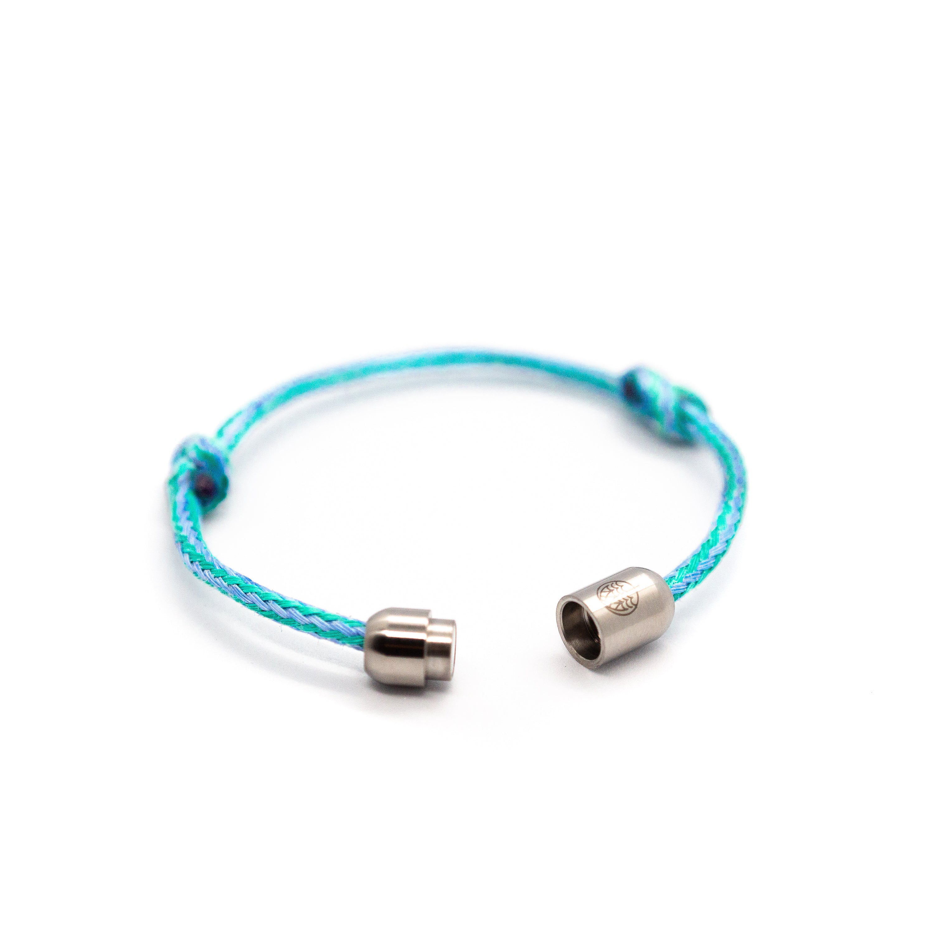 Bracenet in color aqua wit light blue high lights with a silver clasp