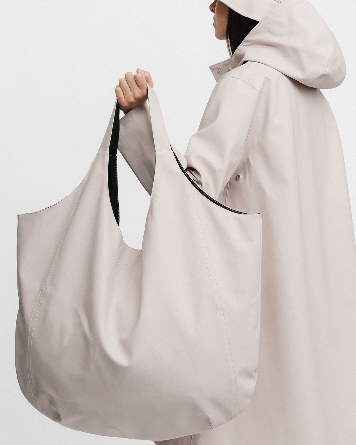 A woman with a Tote Bag in color light sand by Stutterheim