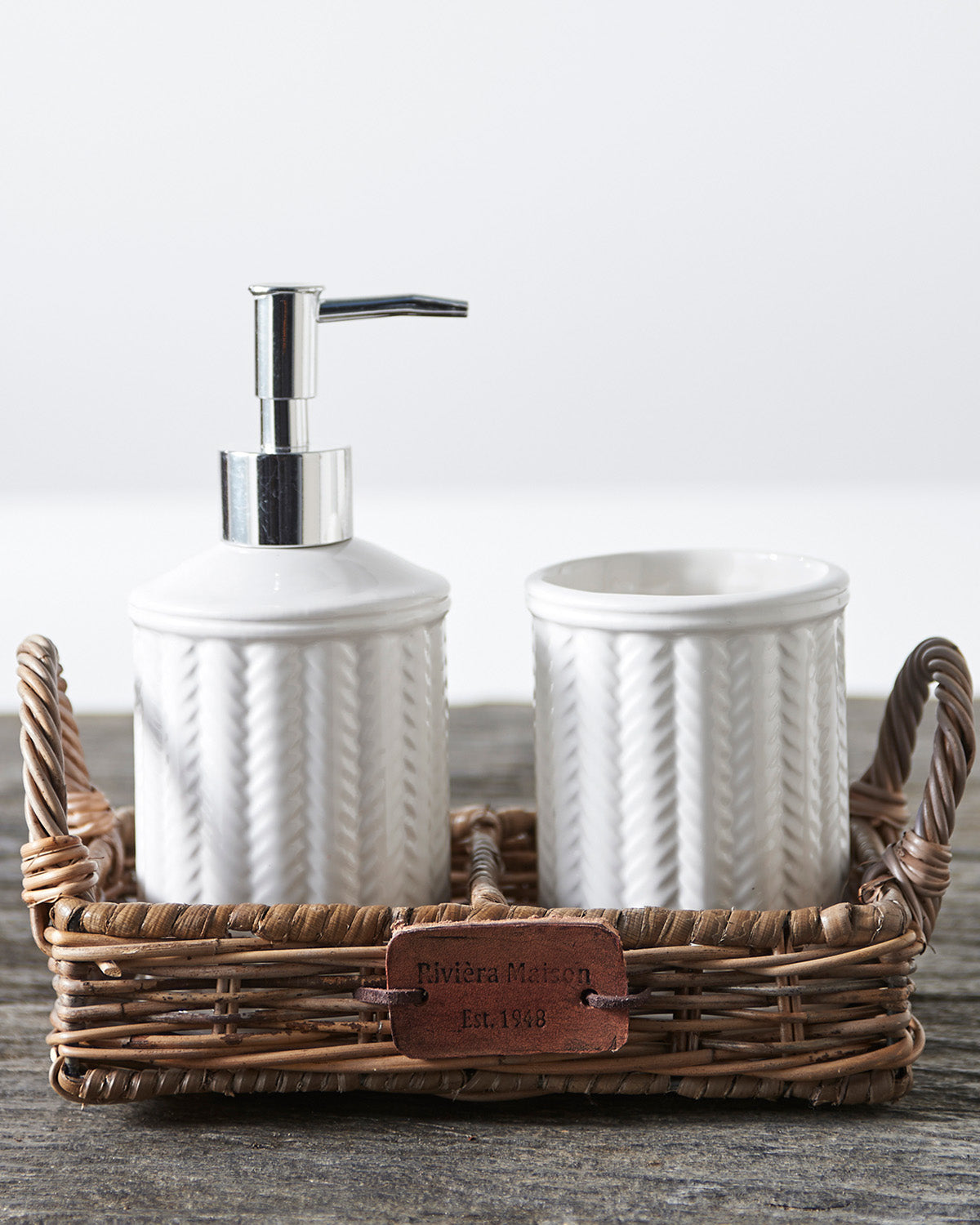 SOAP TRAY made of rustic rattan decorated with a soap dispenser and a mug by Riviera Maison