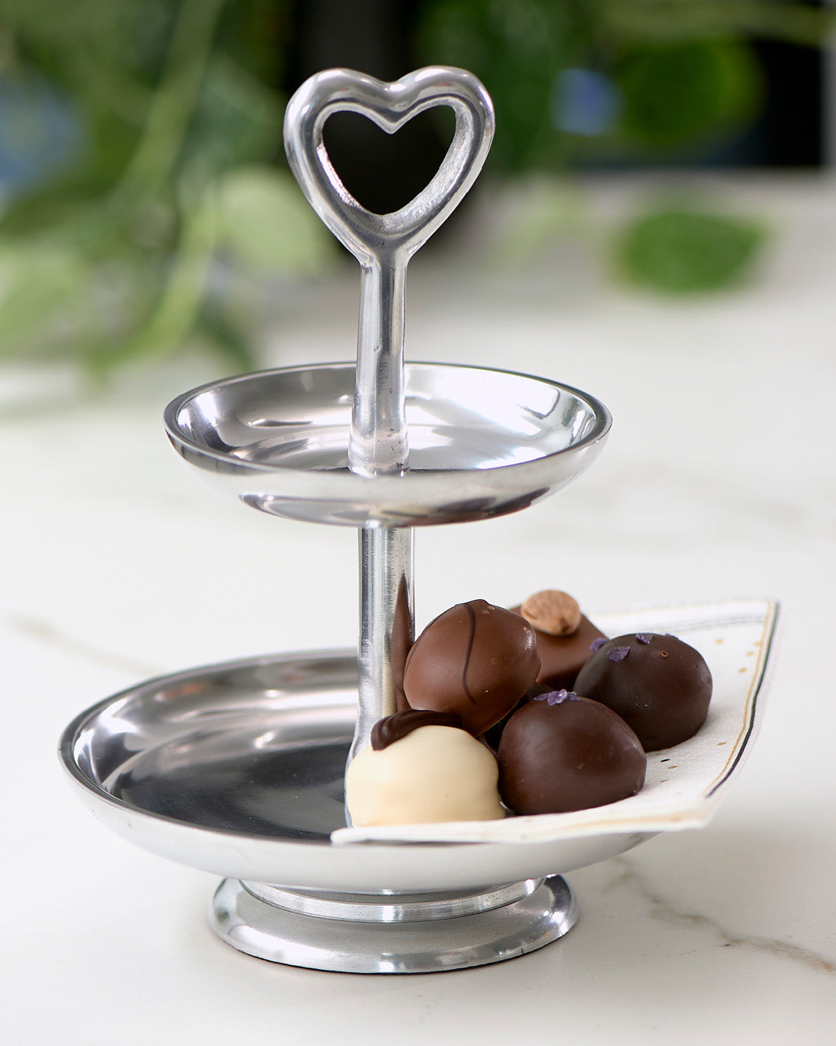 ETAGÈRE glossy aluminum heart-shaped carrier ring by Riviera Maison, decorated with sweets
