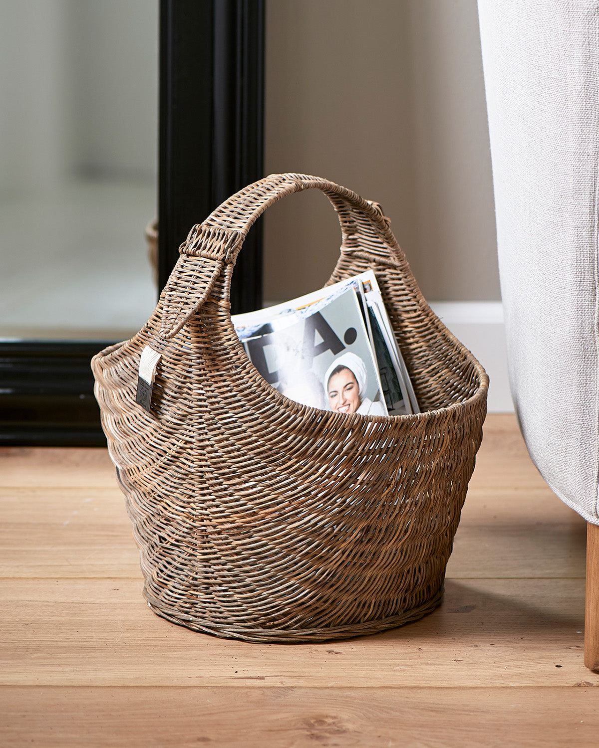 MAGAZINE BASKET made of rattan in the shape of a bag by Riviera Maison