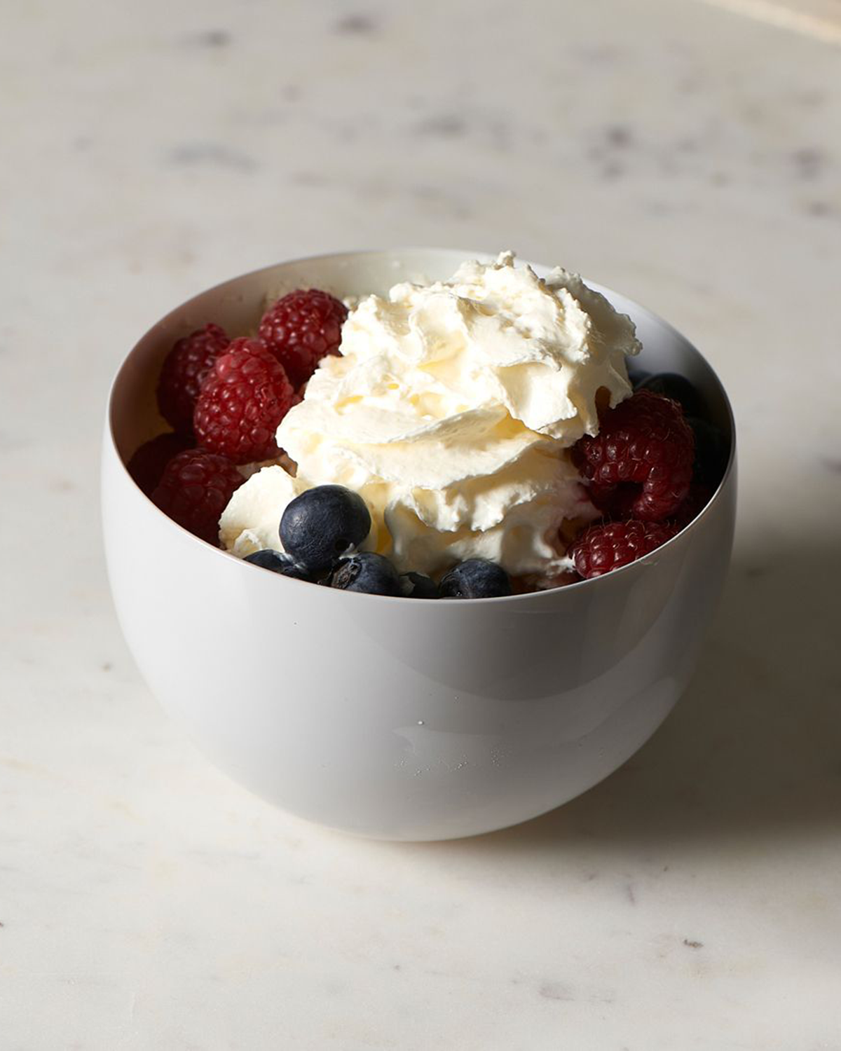 Softly rounded glass bowl in color white, decorated with berries and have creme by Riviera Maison