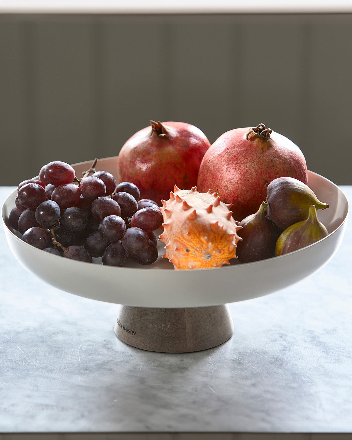 Cake Plate Narvik combination of white metal and mango wood by Riviera Maison, decorated with fruits
