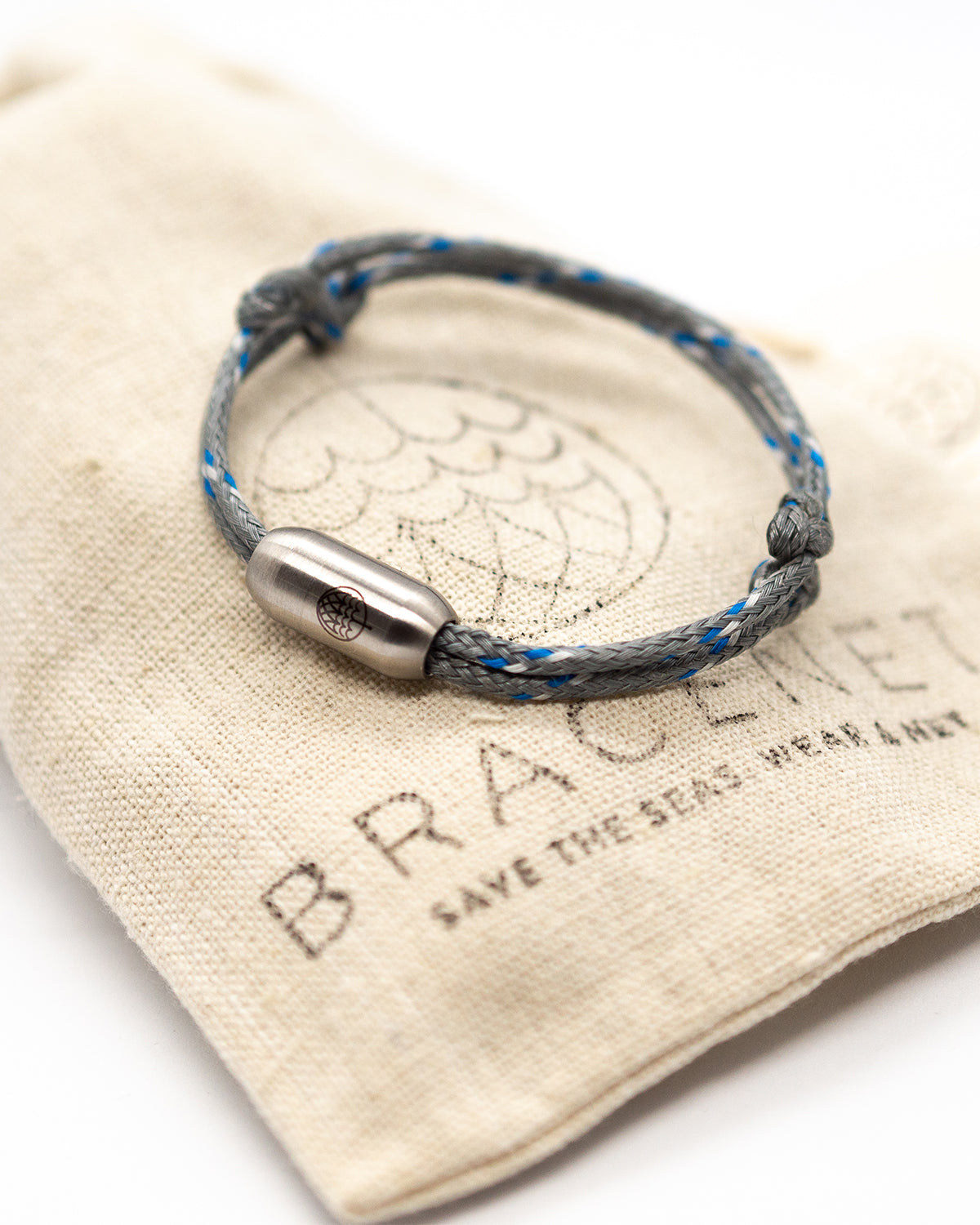 Bracelet in color grey with blue and white high lights and a silver clasp by Bracenet