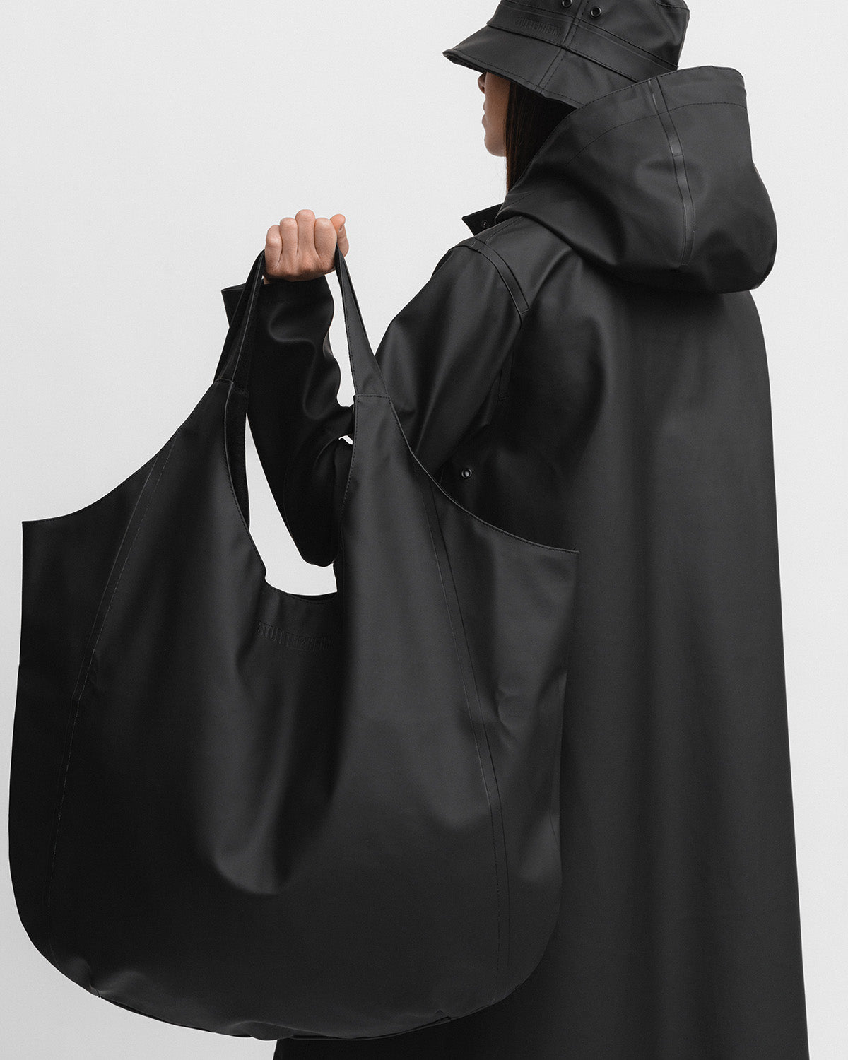 A woman with Tote Bag in color black by Stutterheim