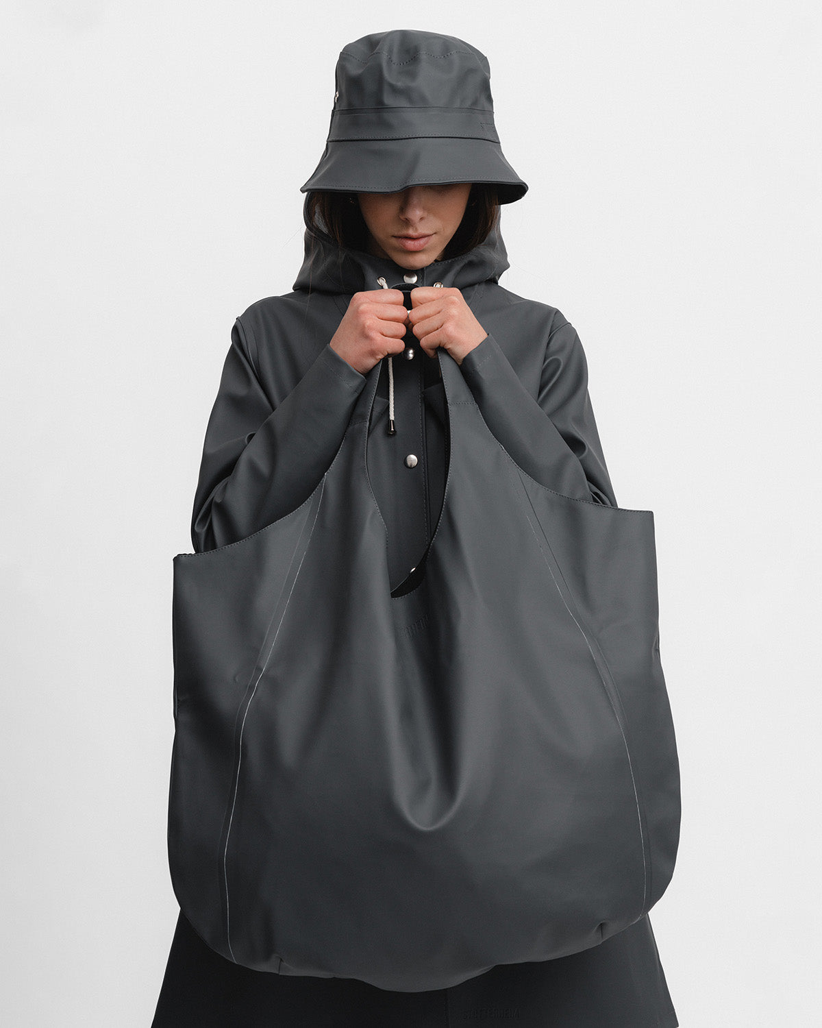 A woman with a Tote Bag in color charcoal by Stutterheim